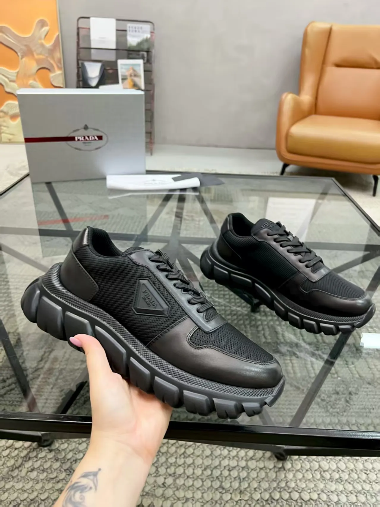 P420 Yuan 38-45 Prada Prada’s new men’s genuine leather sneakers, the highest version on the market, any comparison is welcome🆚! The original leather has excellent texture and is super high-end! Fetal sheep net lining imported from Italy, removable pad! Luxurious materials and fine workmanship, highly recommended!
